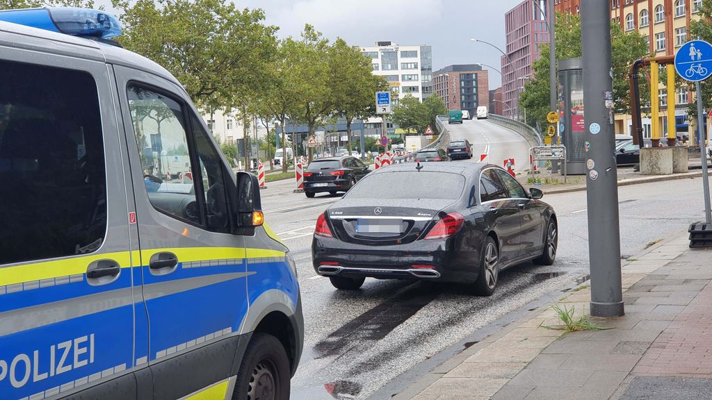 Eine Polizeiwagen hat einen Mercedes gestoppt