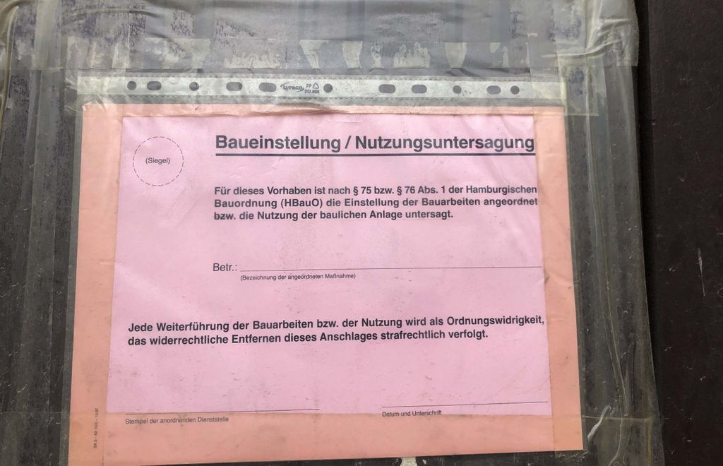 Dieser Zettel hängt am Eingang des Wohnhauses.