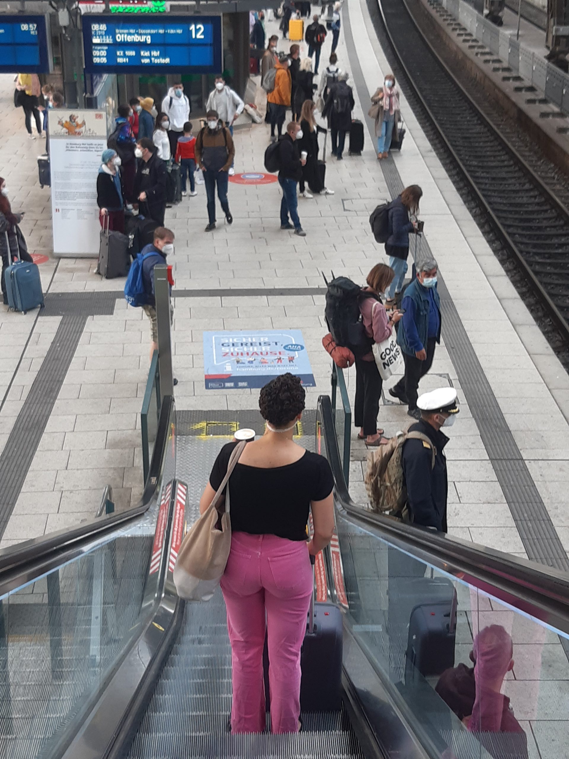 Beim Rundgang am Montagmorgen am Hauptbahnhof trugen so gut wie alle wartenden Fahrgäste eine Maske korrekt.