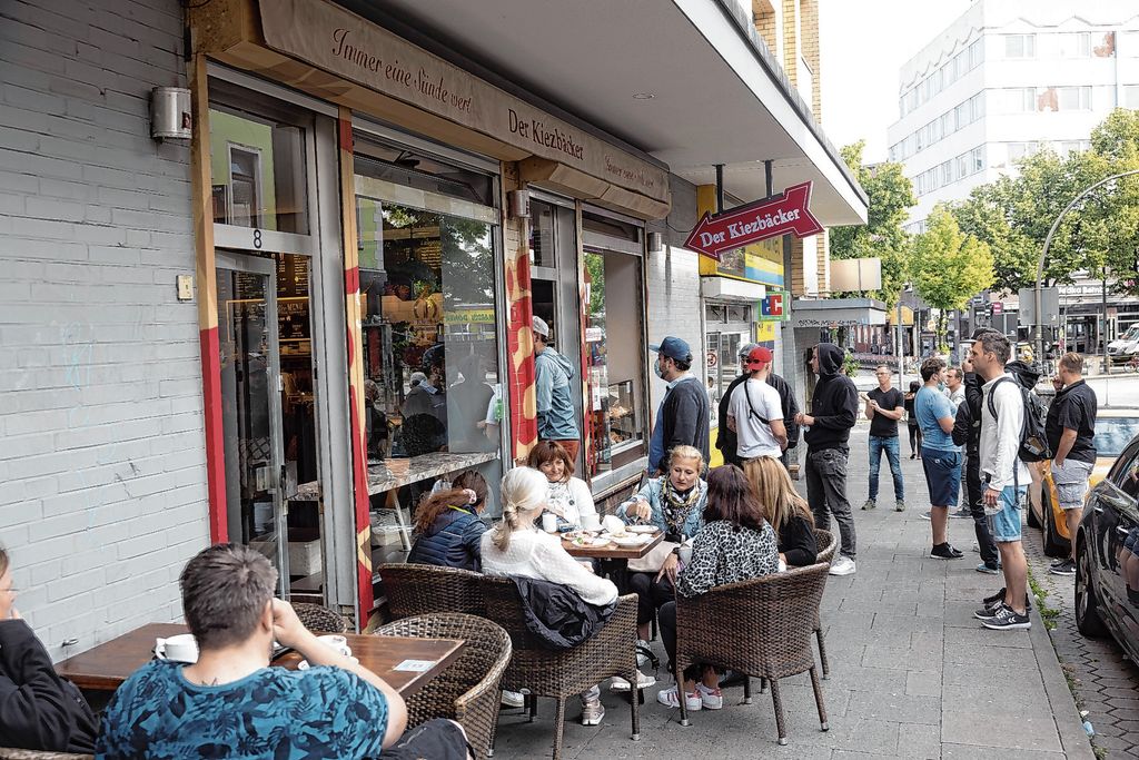 Menschen vor der Bäckerei