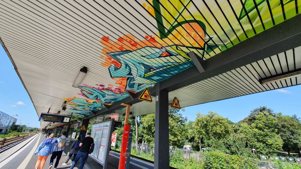 Graffiti am Dach Sternschanzen-Bahnhof