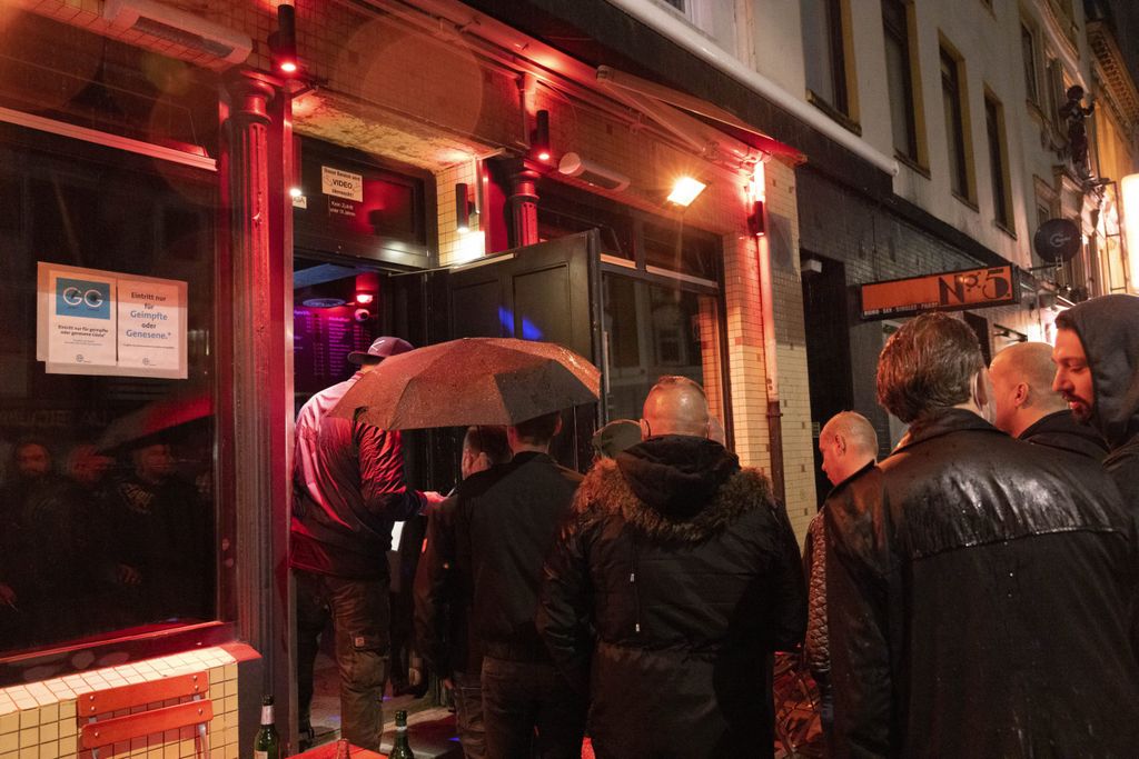 Geimpfte und genesene Gäste betreten das Berg4 am Hamburger Berg.