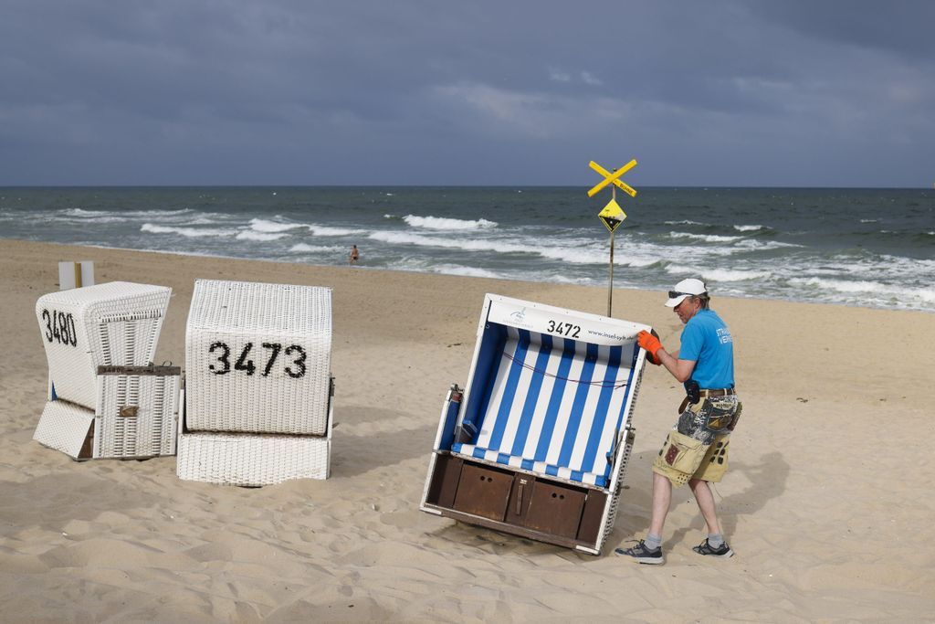 Strandkorbwärter sortiert Körbe