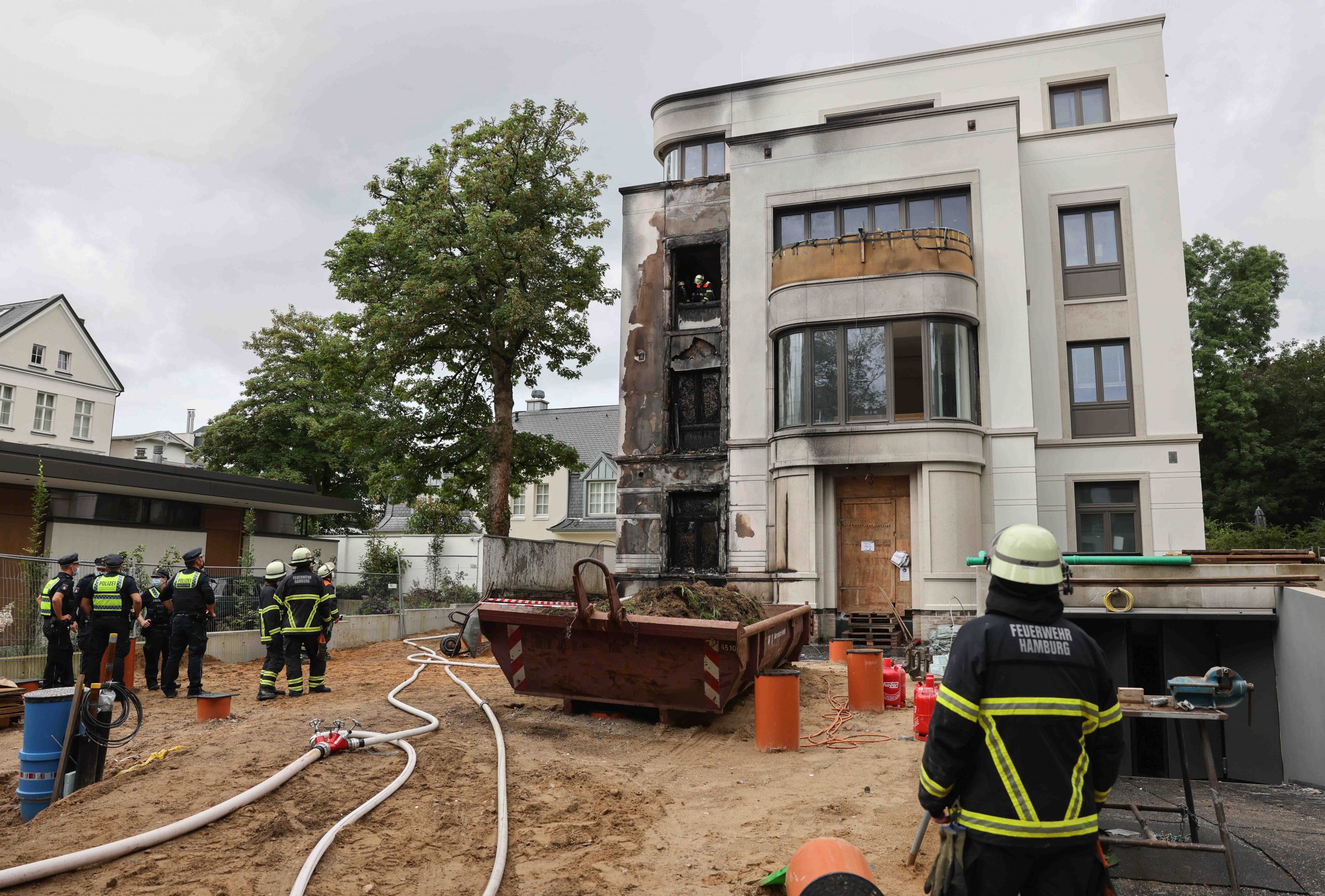 Einsatzkräfte der Feuerwehr bei einem Haus in Rotherbaum, das am Dienstag brannte.