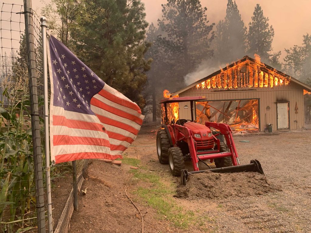 Ein brennendes Haus in Kalifornien beim Dixie-Feuer Mitte August.