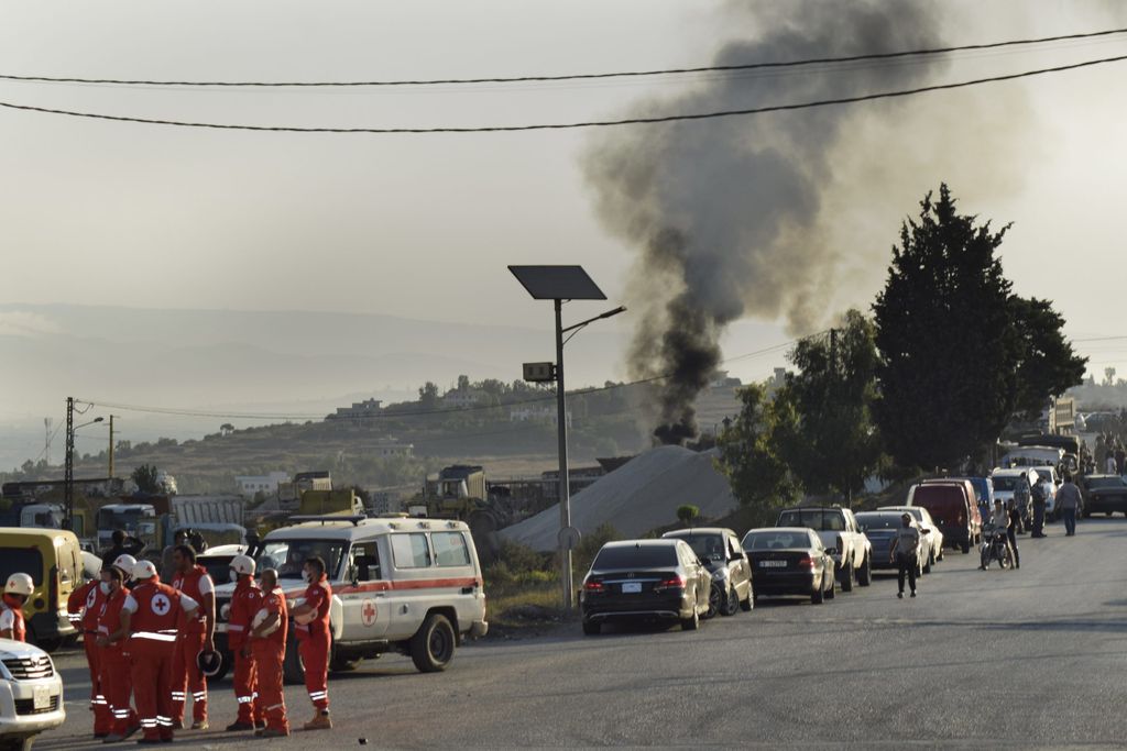Freiwillige des Libanesischen Roten Kreuzes stehen am Einsatzort in dem Dorf Tleil, an dem ein Tanklastzug explodiert ist. 