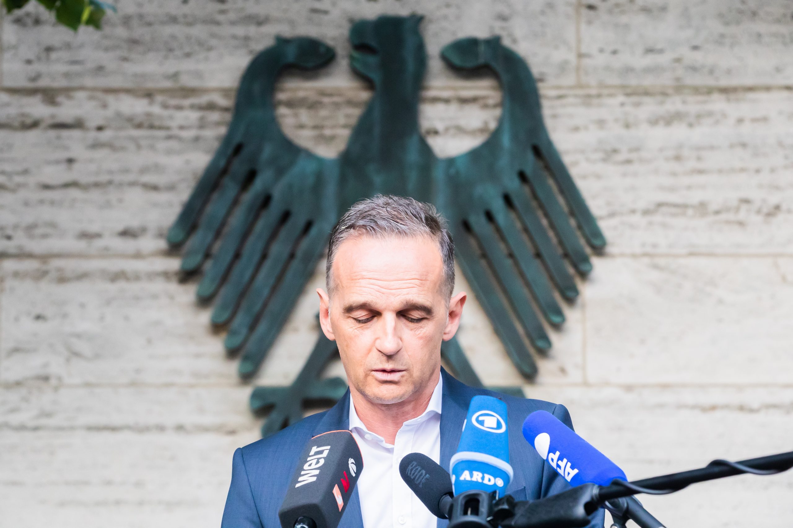 Heiko Maas gibt Statement or dem Auswärtigen Amt ab.