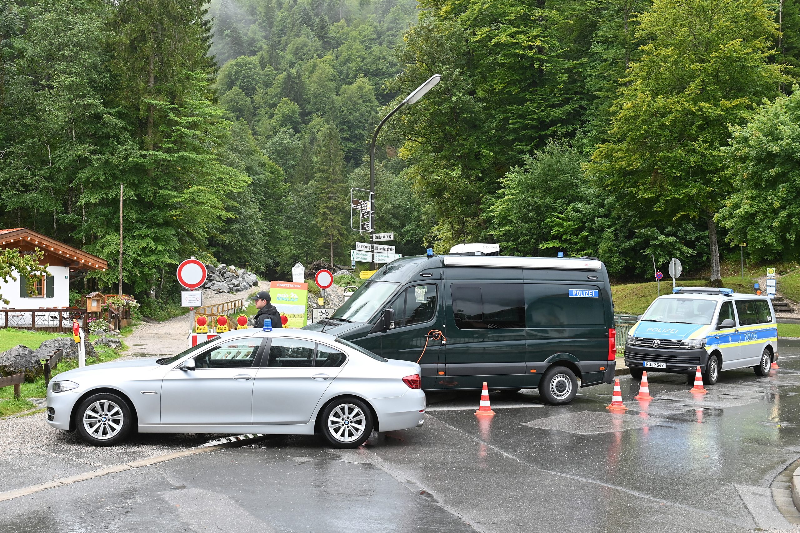 Einsatzfahrzeuge der Polizei stehen am Eingang zur Höllentalklamm.