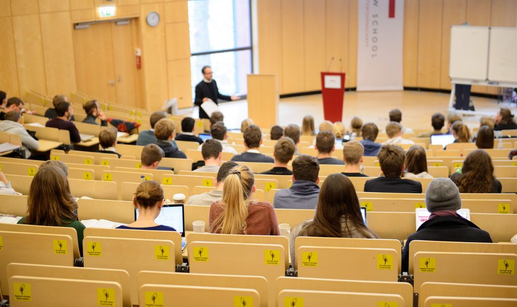 Studenten verfolgen am 09.11.2016 im Helmut Schmidt-Auditorium der Bucerius Law School in Hamburg eine Vorlesung.