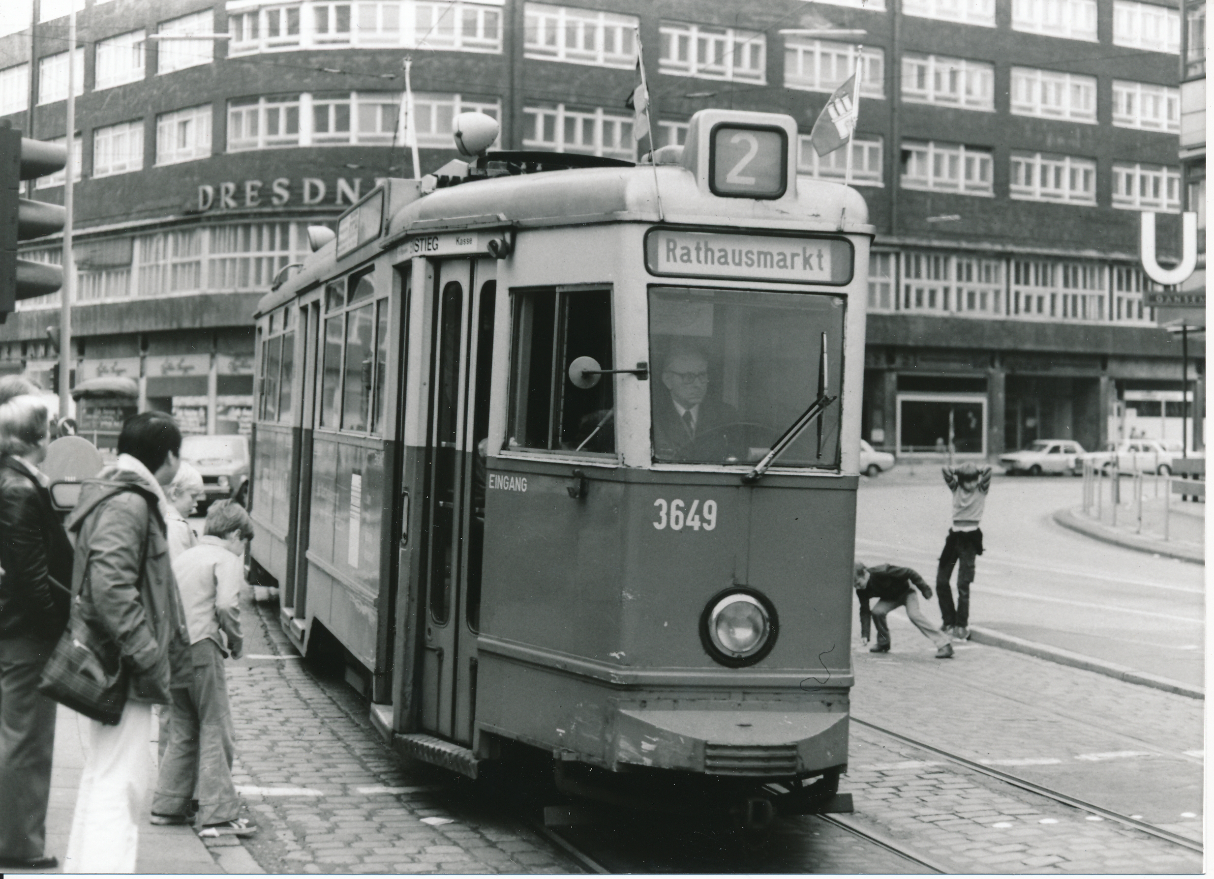 Archiv-Bild einer Straßenbahn in Hamburg