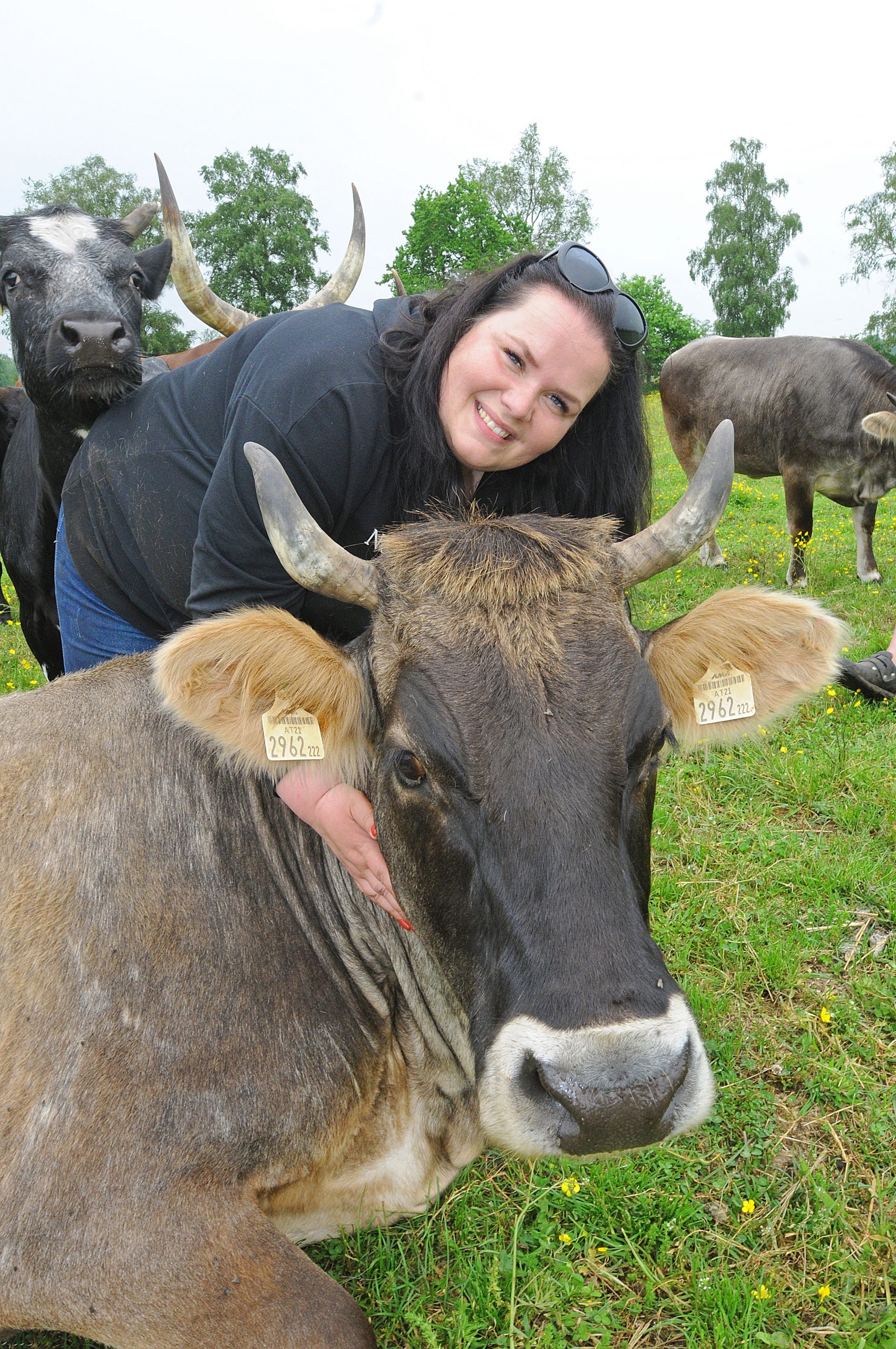 Tierschutzhof-Chefin Yvonne Neumann mit der Kuh Gazia.