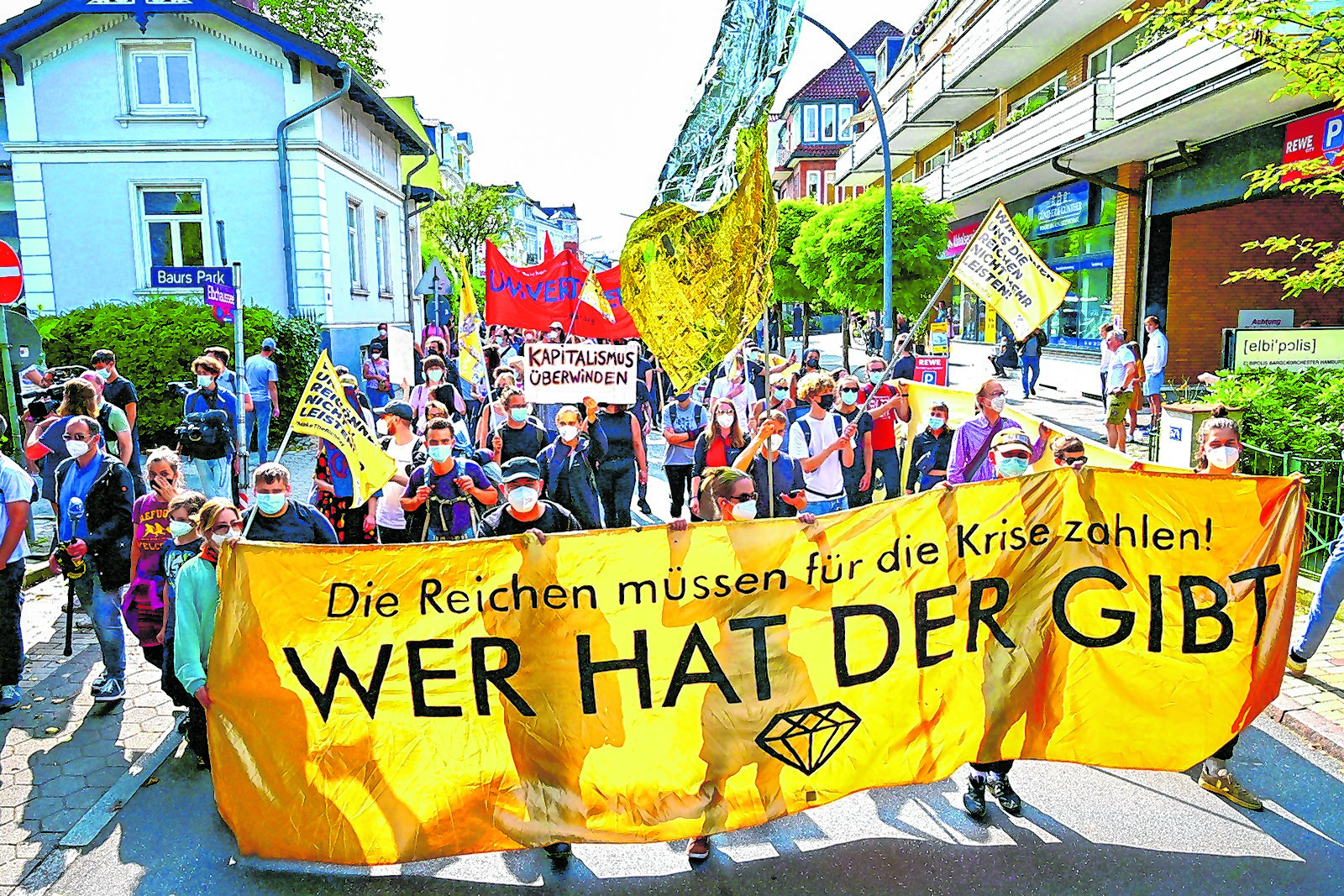 Bei der Demo in Blankenese forderten rund 1000 Menschen Umverteilung.