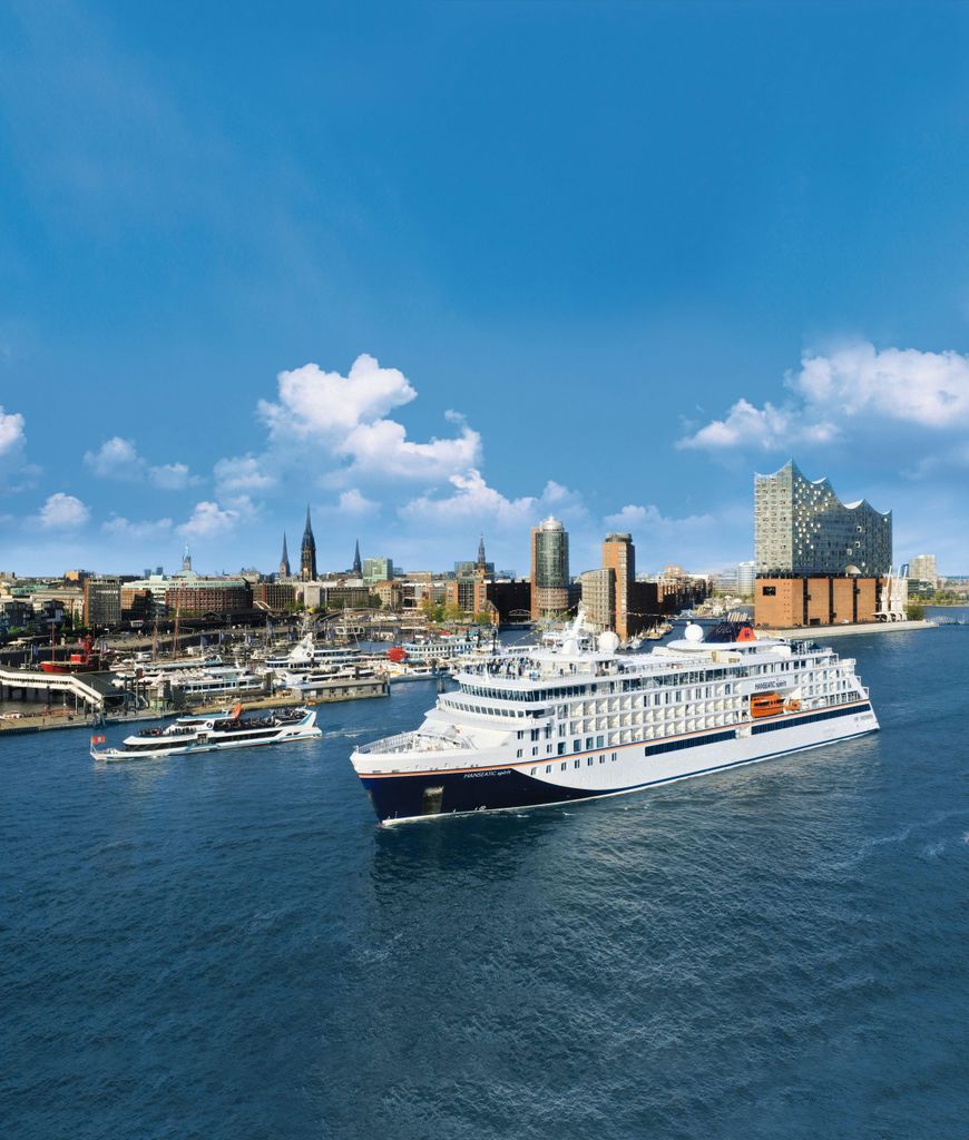 Die „Hanseatic spirit“ wird im Rahmen einer Hochseetaufe vor Helgoland getauft.