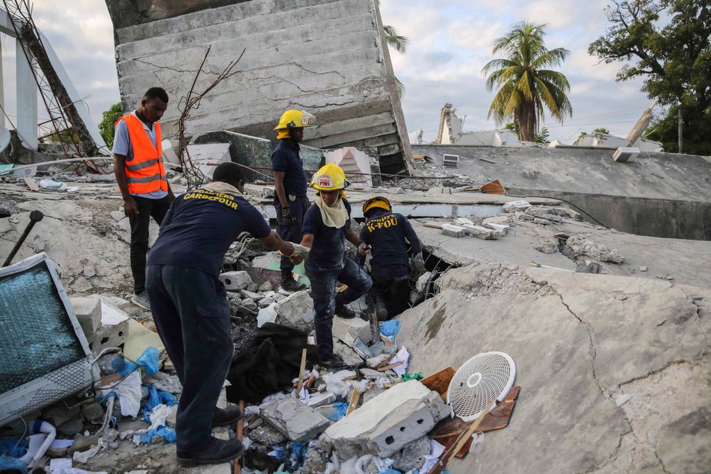 Feuerwehrleute auf Haiti durchsuchen die Trümmer
