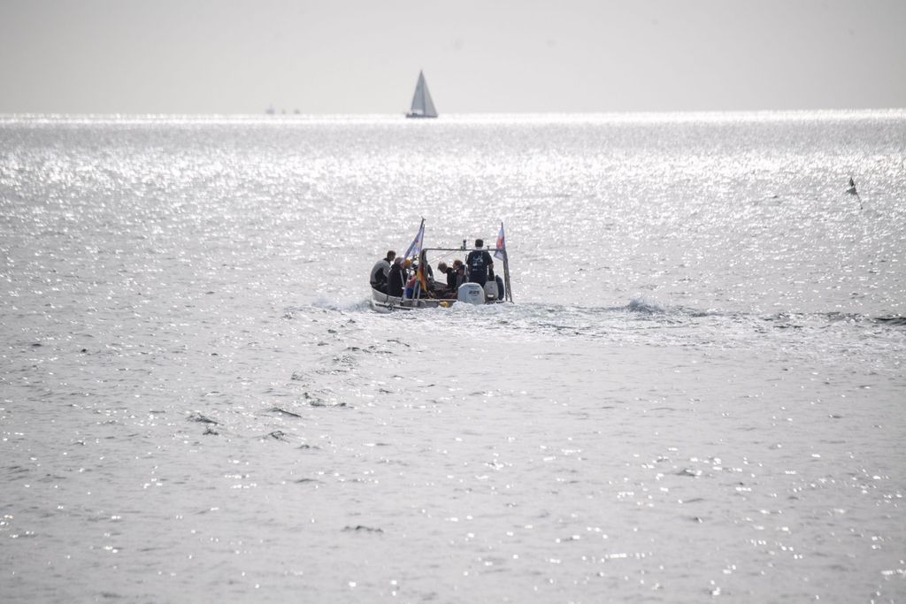 Tessa Mittelstaedt (47) und Matthias Komm (54) auf dem Weg zu einem Tauchgang in der Ostsee.