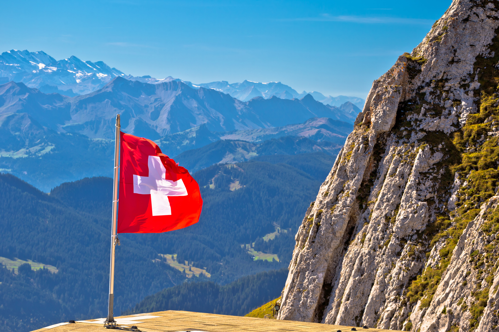 Schweizer Alpen mit schweizer Flagge