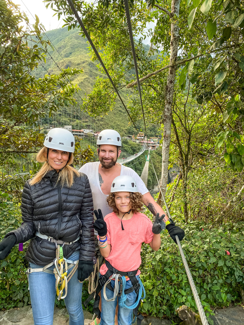 Carlos, Mateo und Tanja Howe stehen vor einem Wasserfall.