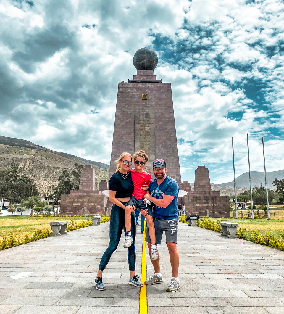 Familie Howe am Mitad del Mundo, dem angeblichen Mittelpunkt der Welt.