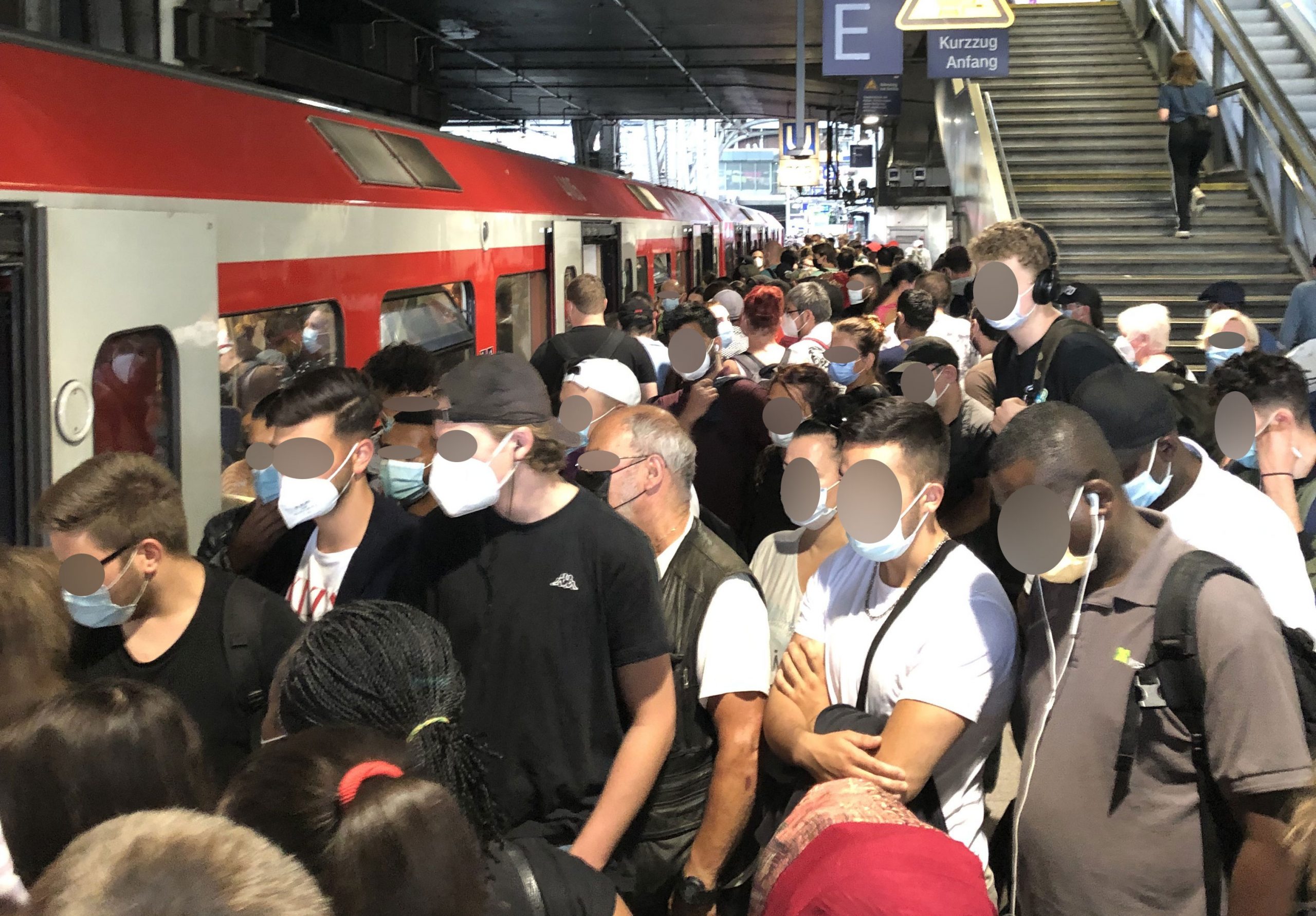 Bahnreisende beim Einsteigen in die S-Bahn am Hauptbahnhof