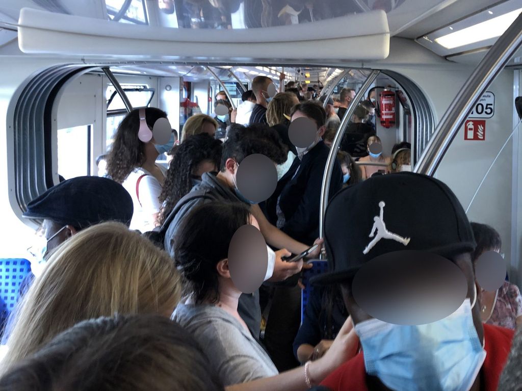 In den S-Bahnen stehen Menschen dicht an dicht.