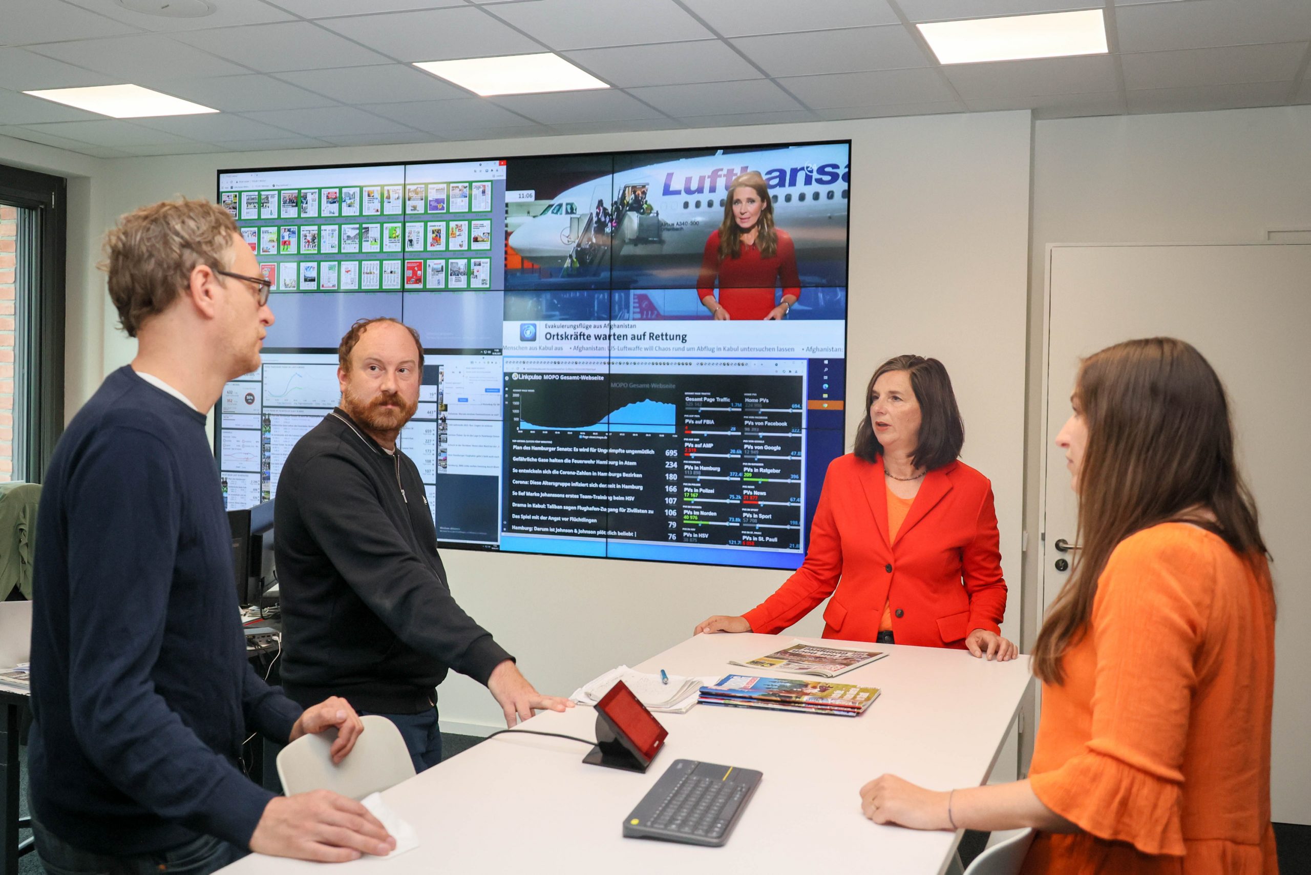 Göring-Eckardt beim Redaktionsbesuch mit MOPO-Chefredakteur Maik Koltermann (v. l.), Politikredakteur Kristian Meyer und Politikchefin Miriam Khan.