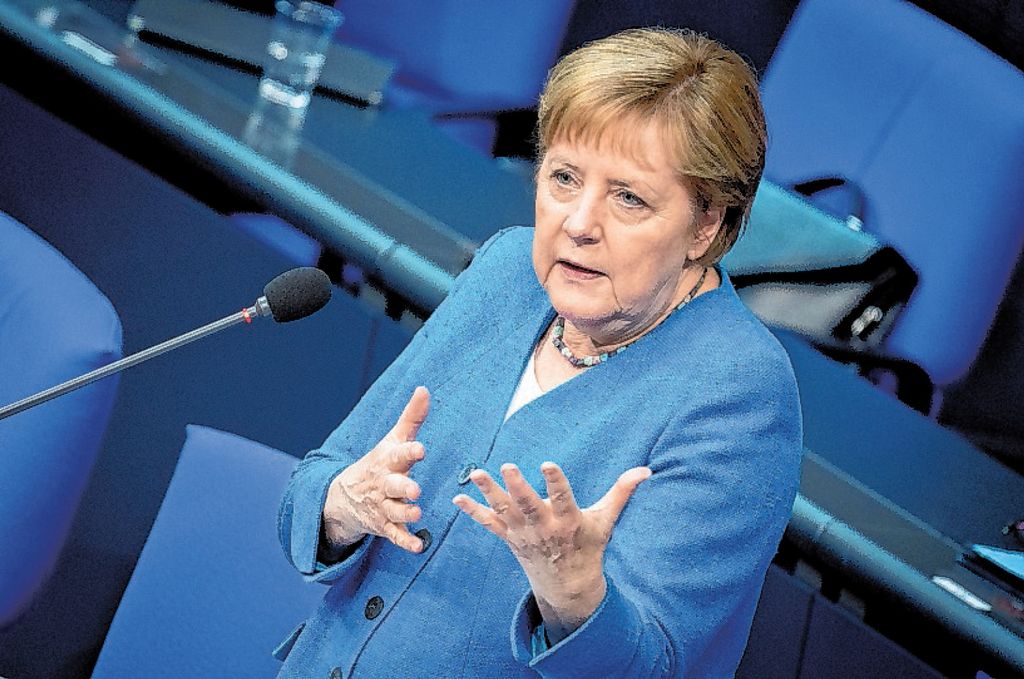 Kanzlerin Angela Merkel spricht von „bitteren Stunden“ für die vielen, die auf Fortschritt und Freiheit gebaut hätten.