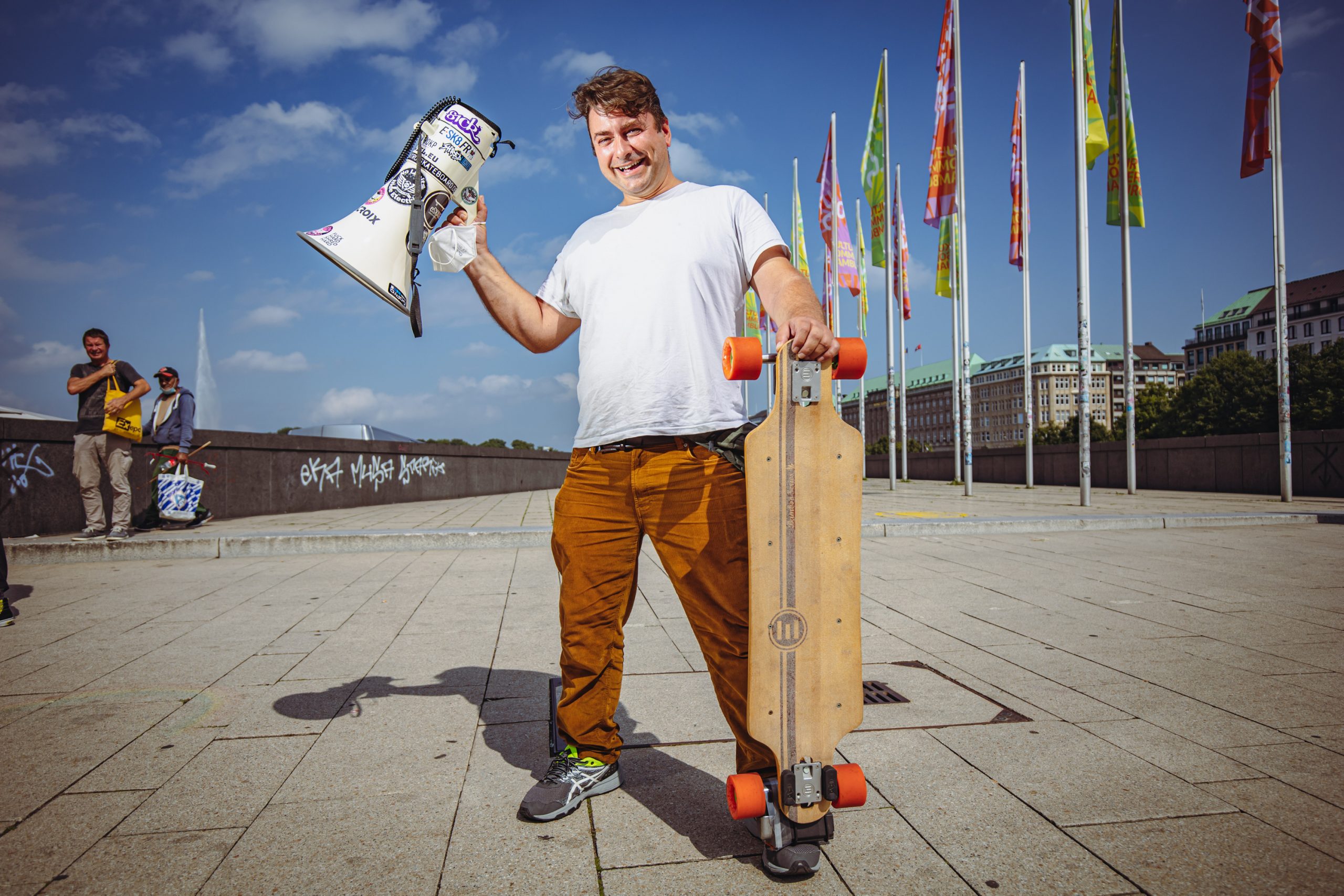 Veranstalter Sascha Tordai (41) war am Sonntag mit Megafon und Longboard bei der Demo dabei. 