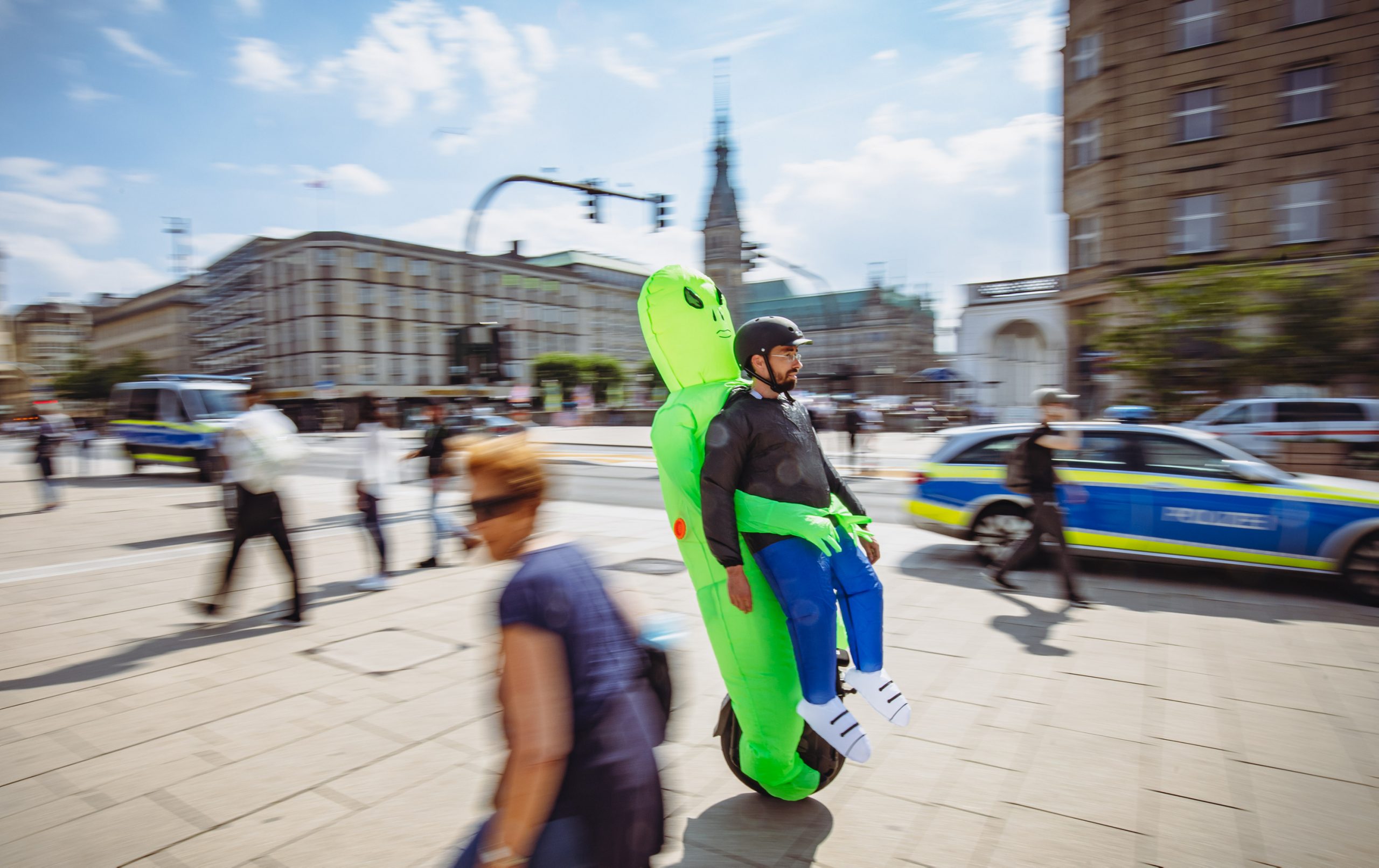 Markus Volk (37) aus Berlin kam als Alien verkleidet. „Ich will auffallen, um für dieses innovative Fortbewegungsmittel zu werben.“