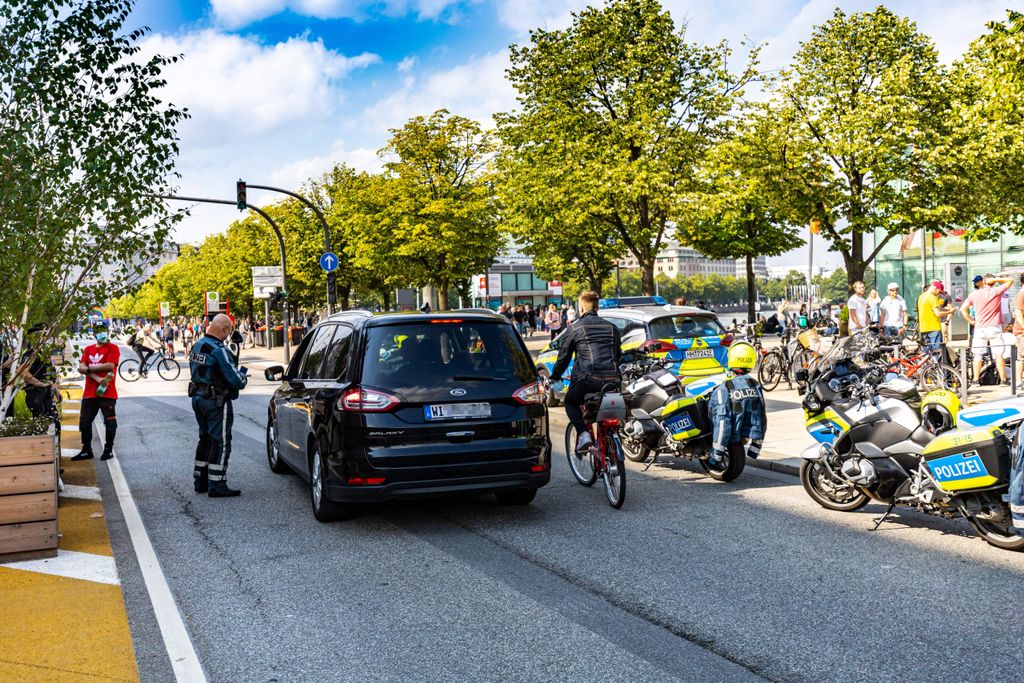 Gestopptes Auto am Jungfernstieg