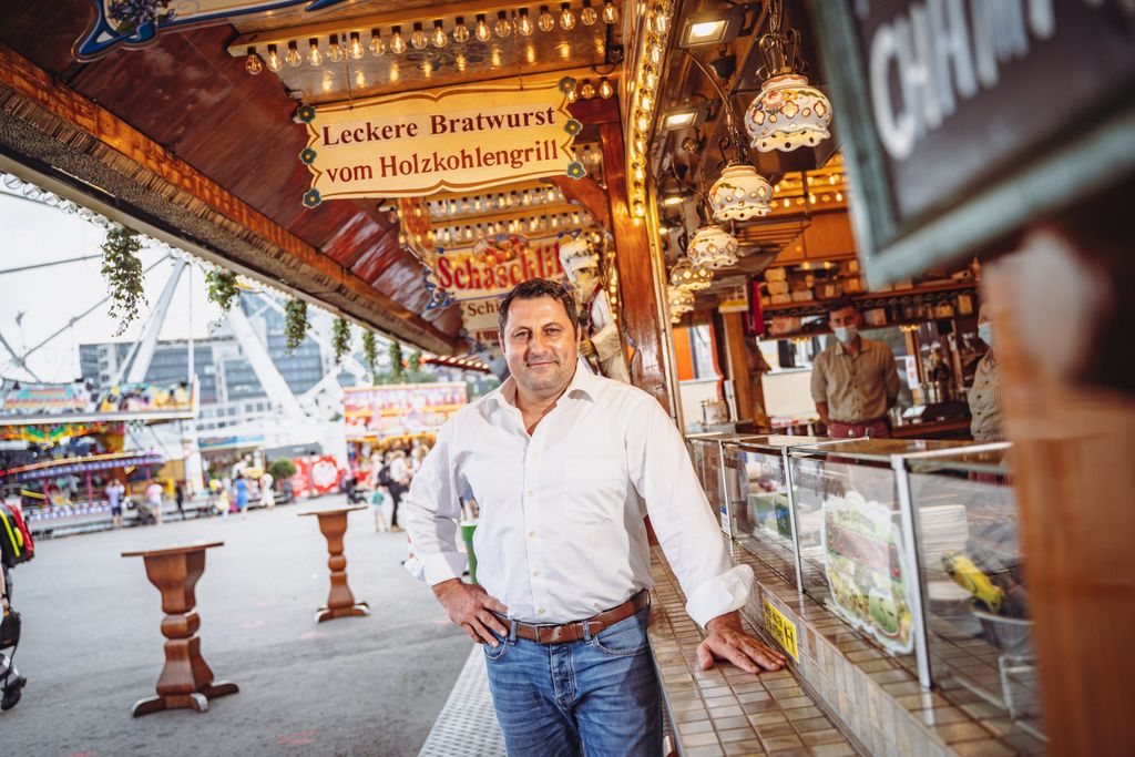 Robert Kirchhecker, Präsident des Schaustellerverbandes Hamburg, zeigt sich zufrieden mit dem Sommerdom.