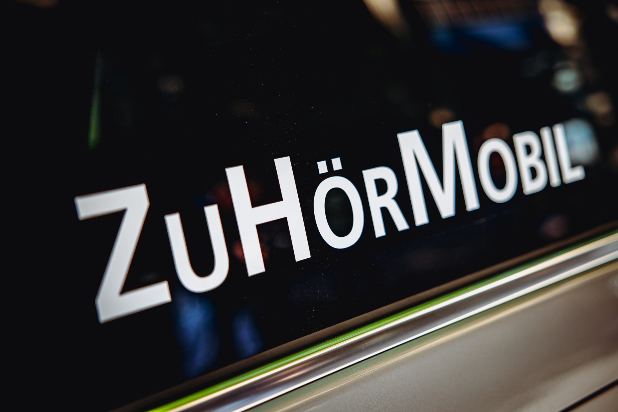 Der Schriftzug „ZuHörMobil“ steht auf dem Fahrzeug des Reallabors Hamburg.