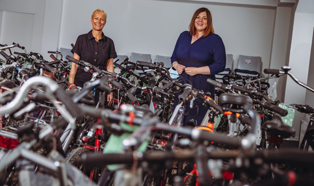 Stefanie von Berg (Bezirksamtsleiterin, Grüne, li) und Katharina Fegebank (Grüne) im Fahrrad-Raum.