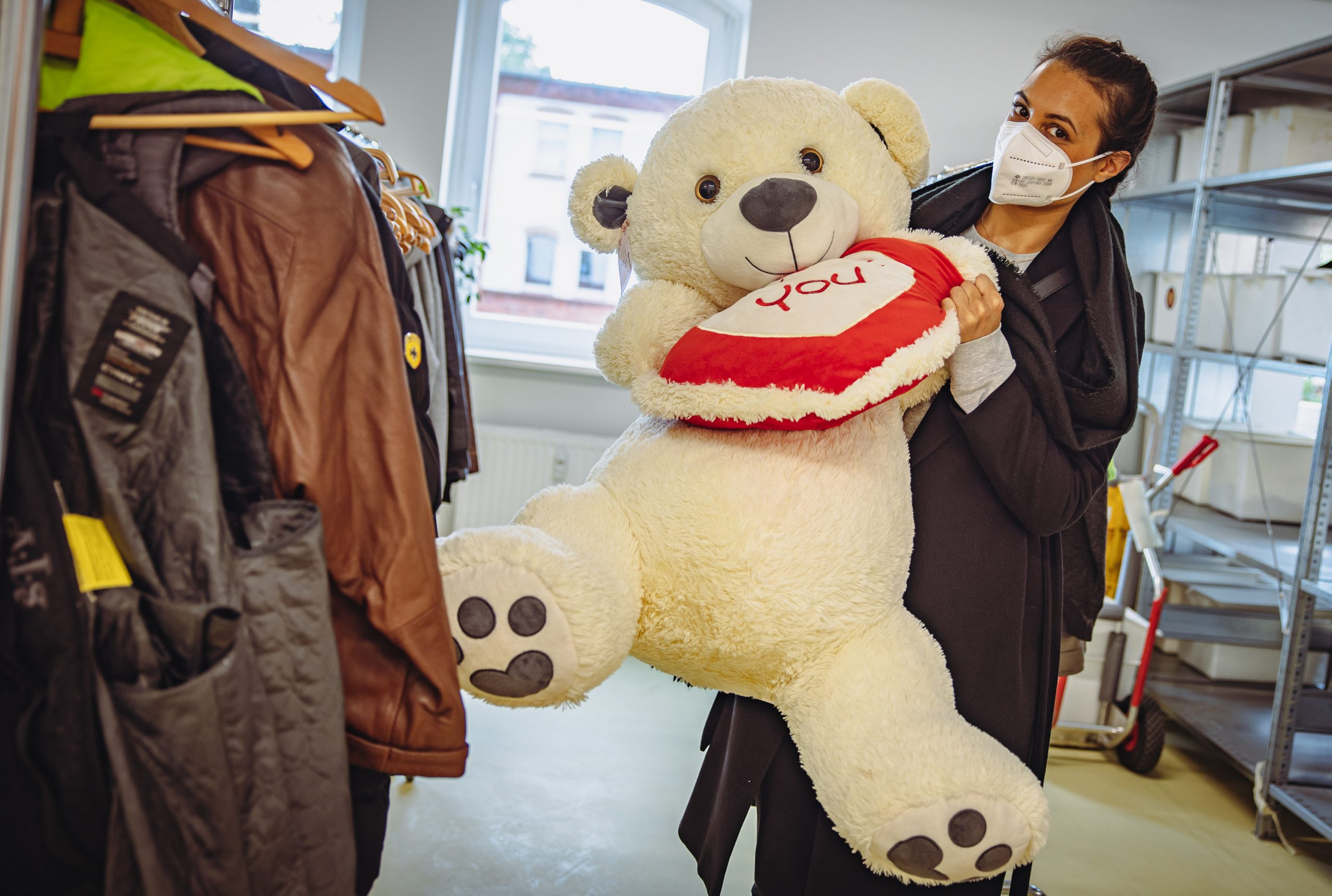 Eines der neusten Fundstücke: ein großer, weißer Teddy vom Hamburger Dom.