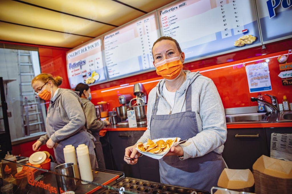 Jessica Lorenz verkauft auf dem Dom Holländische Poffertjes. Sie freut sich sehr, ihre Stammkunden wieder zu sehen.