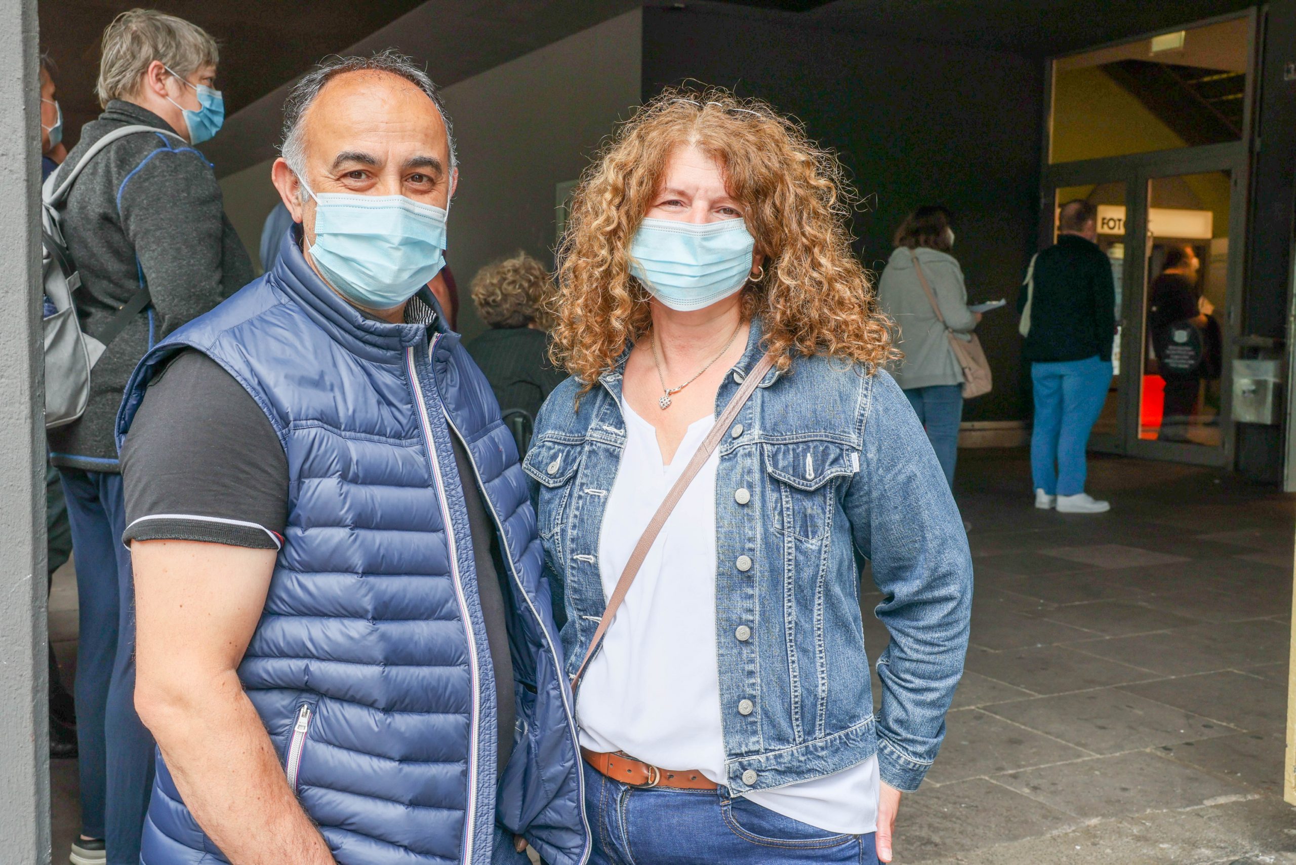 Levent Akin, 57, und Reyhan Akin, 52, aus Paderborn: „Wir sind gerade mit dem Wohnmobil in Deutschland unterwegs und wollen uns hier spontan eine Impfung abholen."