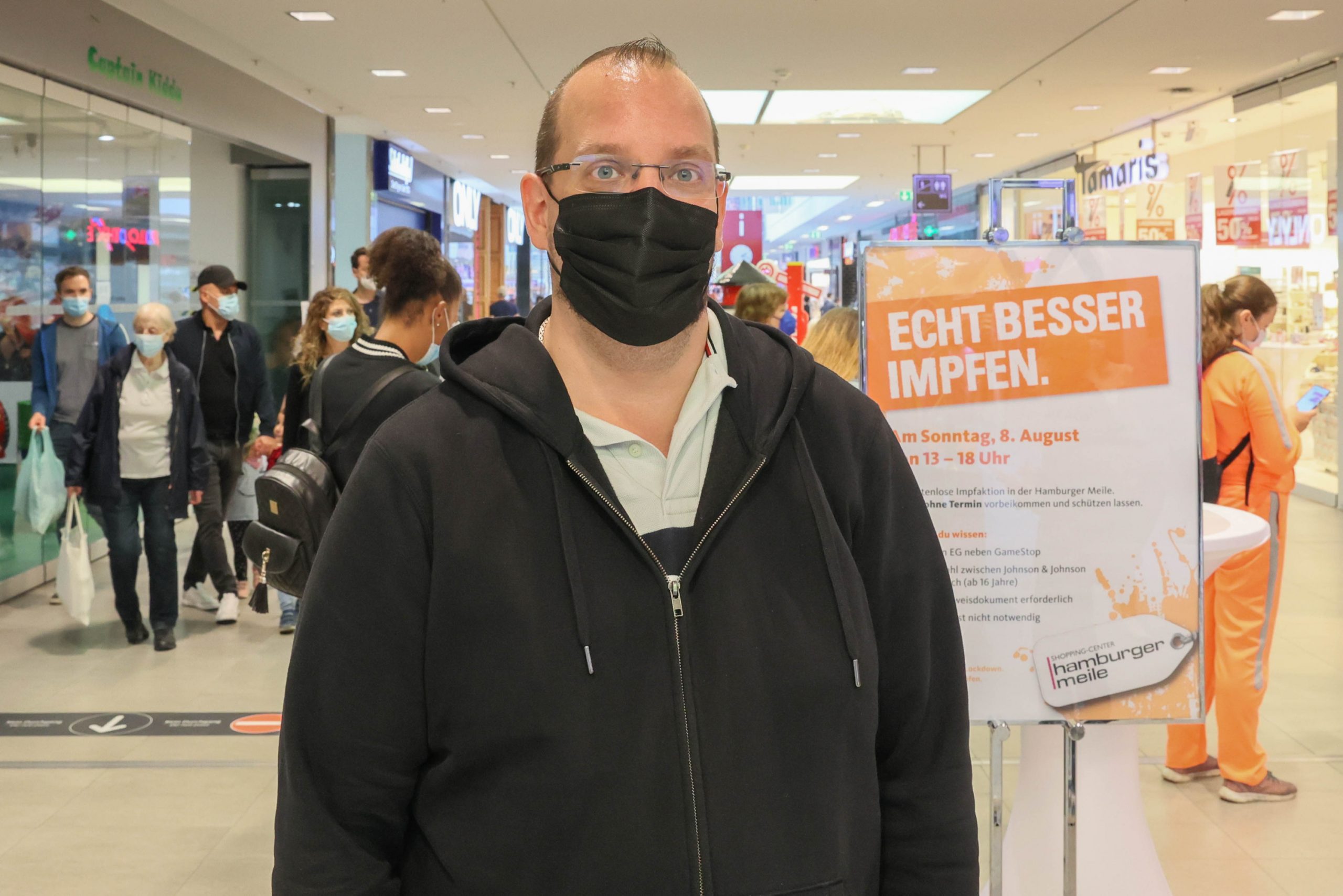 Sven, 39, stellvertretender Betriebsleiter: „Ich arbeite in der Nähe und bin heute kurzerhand vorbeigekommen. „Eigentlich wollte ich mich nicht Impfen lassen, weil die Impfstoffe noch nicht lange auf dem Markt sind. Aber nächstes Jahr will ich in den Urlaub nach Thailand und da brauche ich die Impfung.“