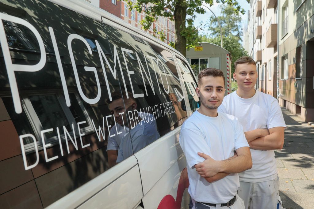 Daniele lapaglia, 22, und Nigel Rimek, 20 (v.li.) vom Malerbetrieb „Fa. Pigmento“ haben beim Lastenrad Angst vor Diebstahl.