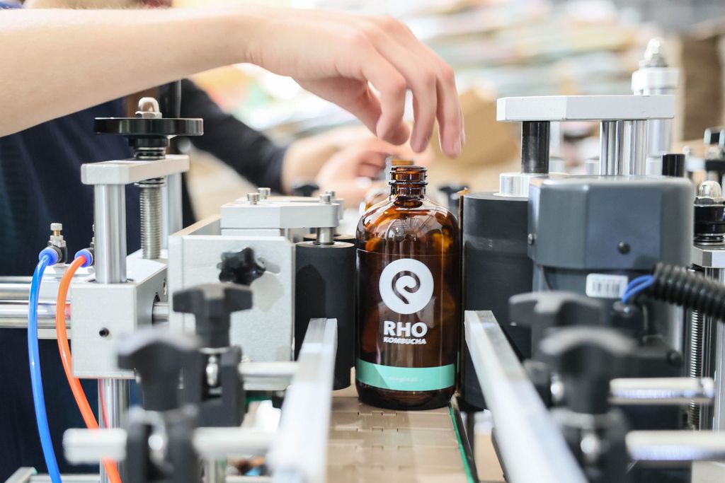 Erst seit vergangener Woche werden die Flaschen nicht mehr per Hand, sondern maschinell etikettiert. 