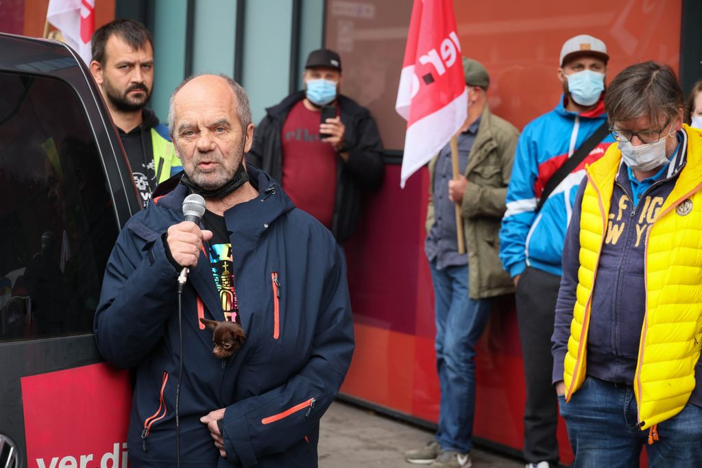 Corny Littmann bei der Demo gegen die Kündigungen bei Aida Cruises