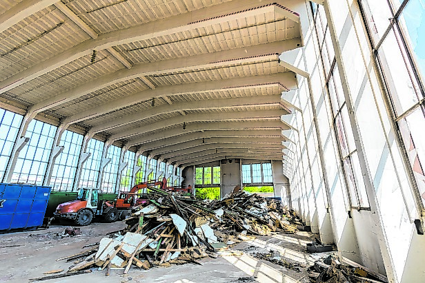 Blick in die Montagehalle von Strüver, die heute nur noch ein Schutthaufen ist