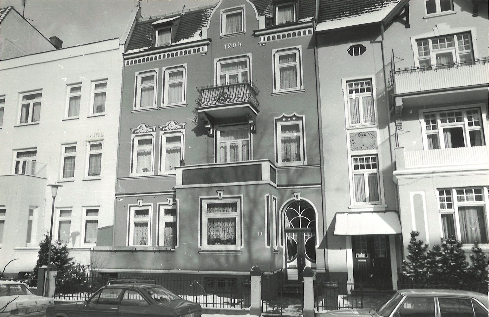 Schwarz-Weiß-Foto von einem Wohngebäude im Altbau