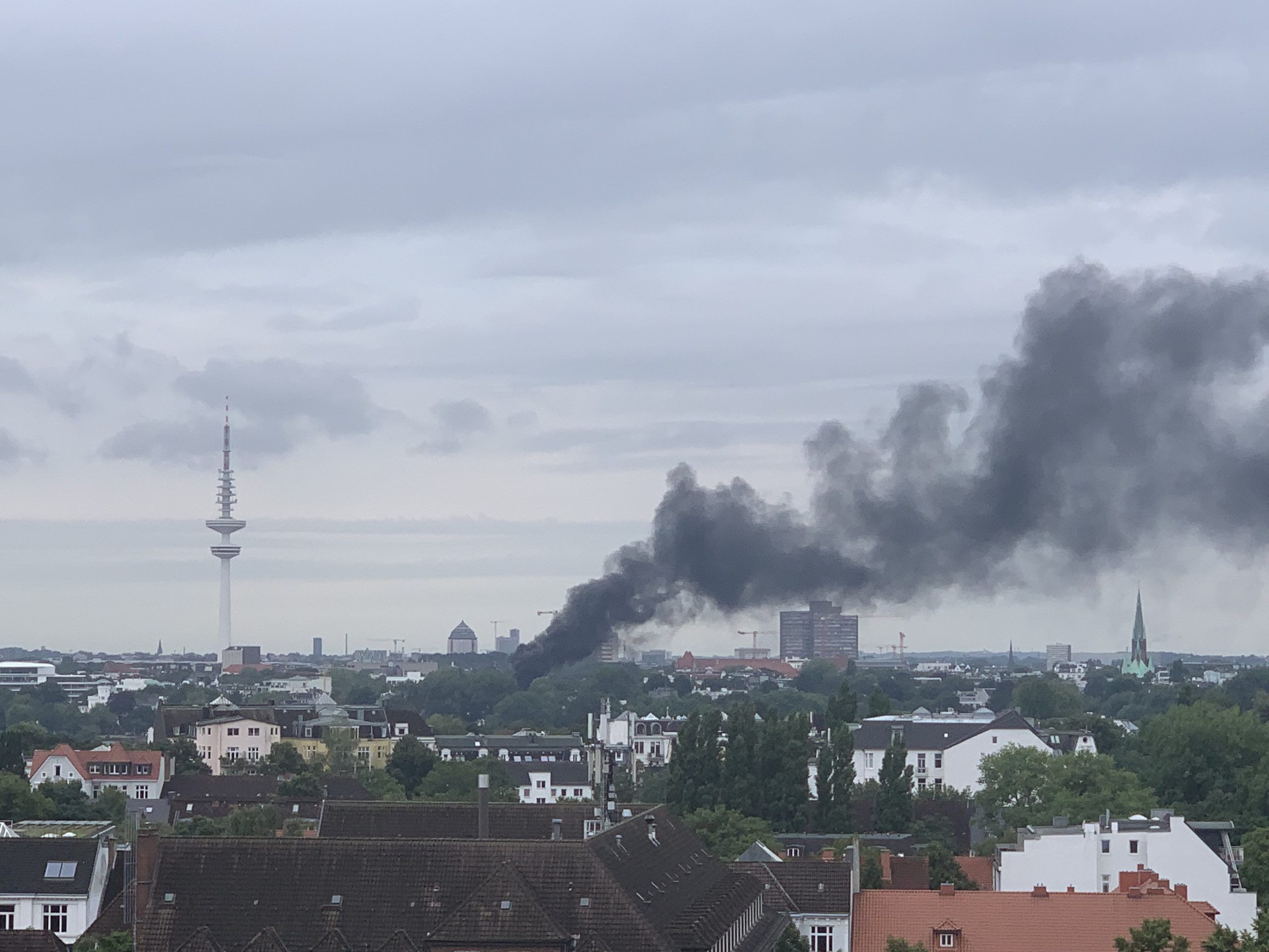 Die Rauchwolke legte sich über den Hamburger Stadtteil Rotherbaum.