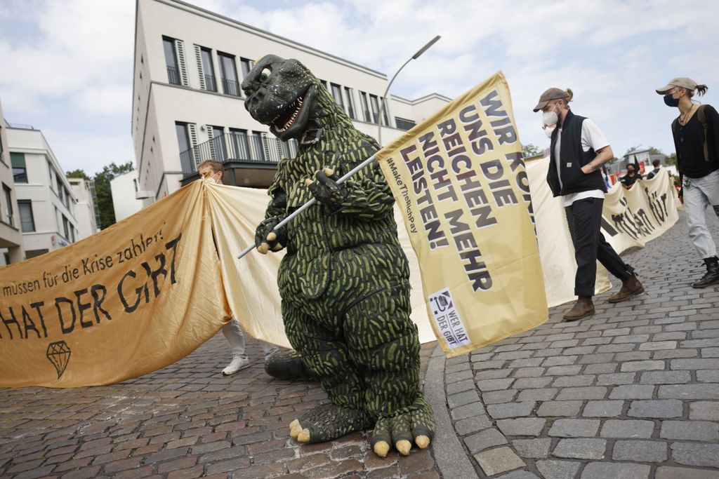Ein als Dino verkleideter Demonstrant.
