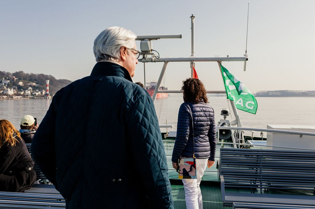 Menschen auf dem Oberdeck einer HADAG-Fähre