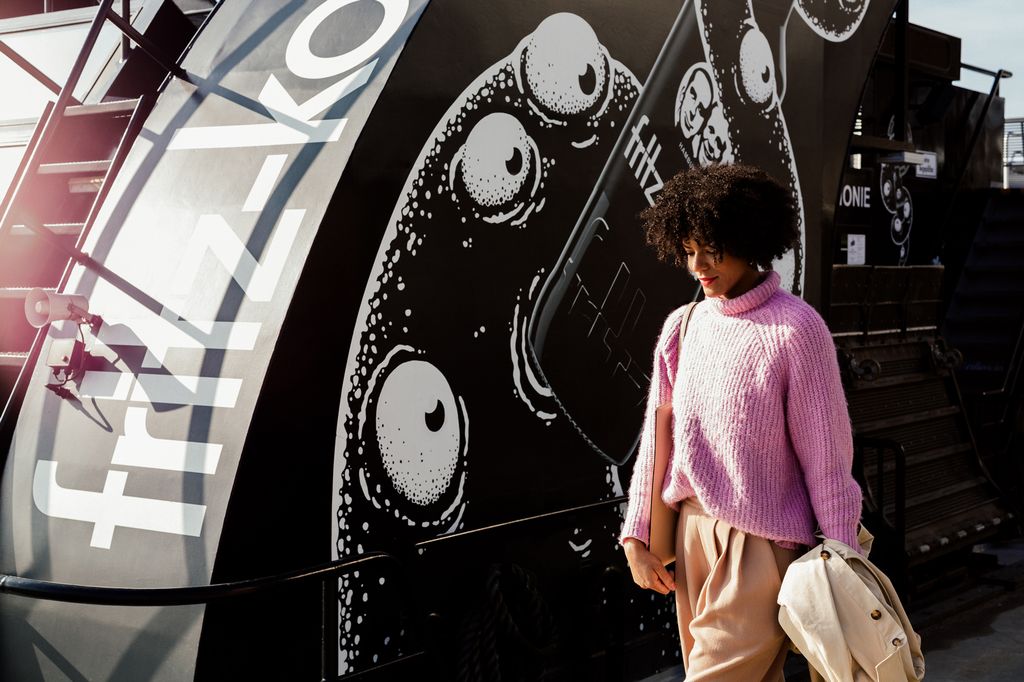 Eine junge Frau verlässt eine HADAG-Fähre