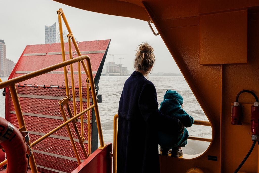 Mutter mit Kind auf einer HADAG-Fähre