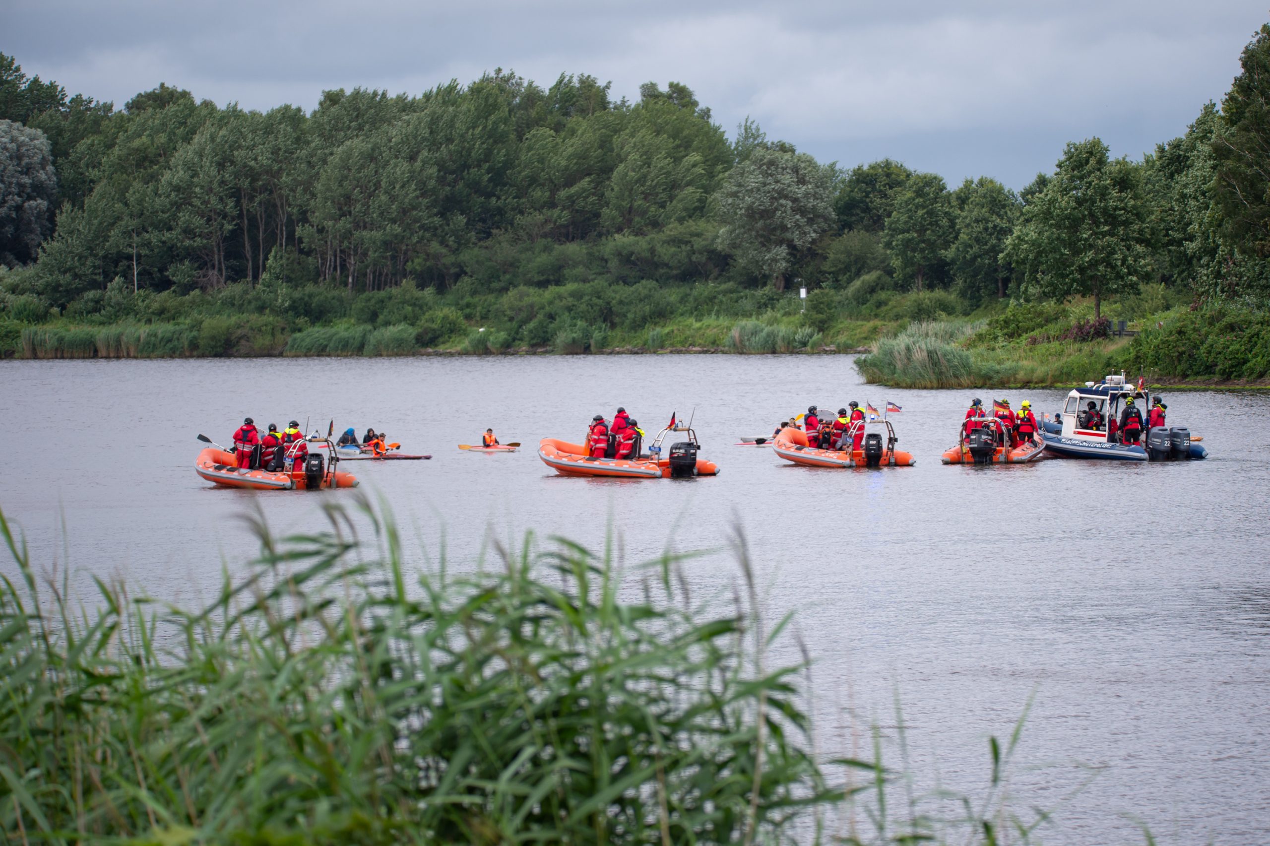 Nord-Ostsee-Kanal bei Protest gegen LNG-Terminal blockiert.