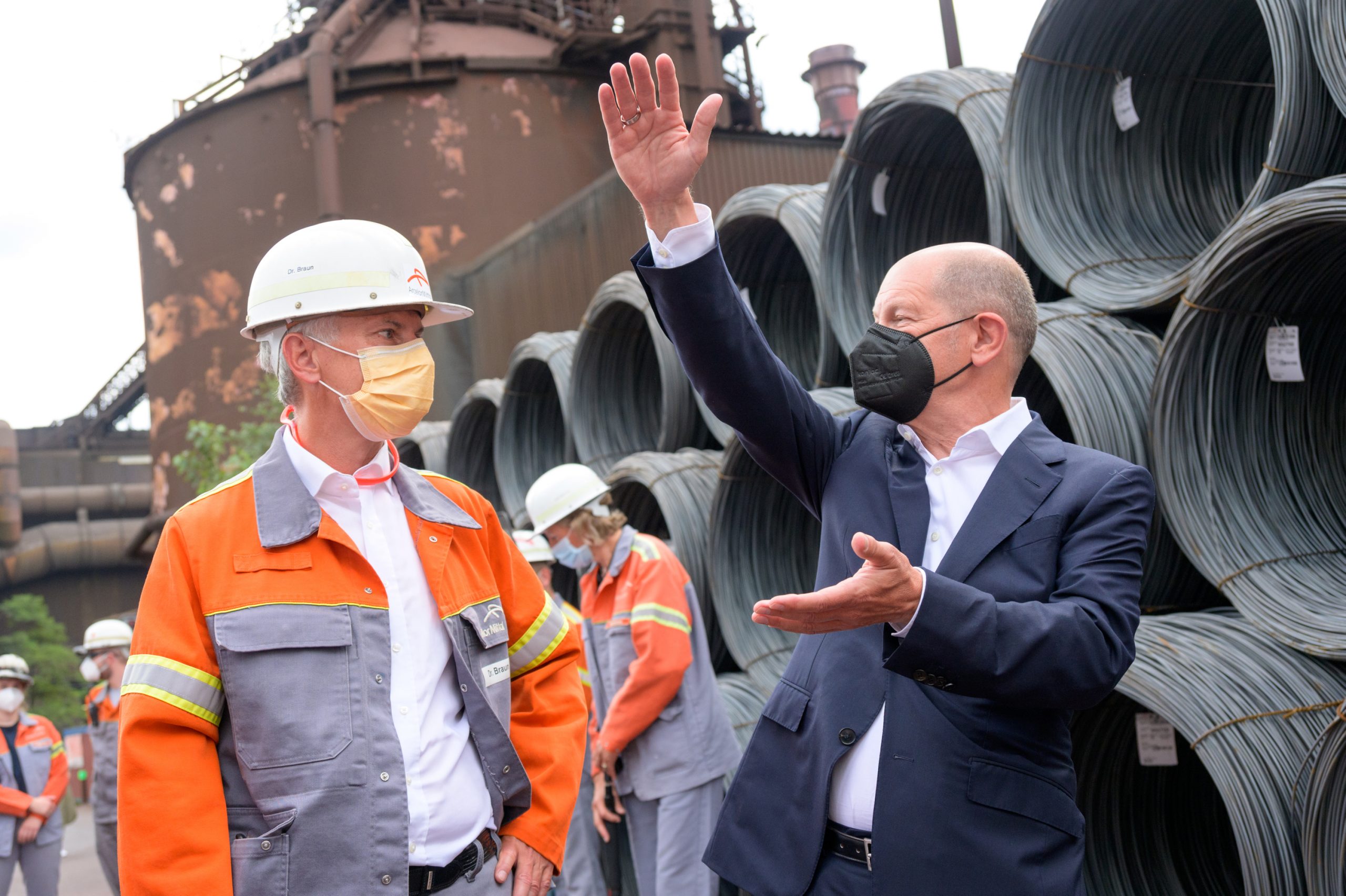 Olaf Scholz (SPD, r.) im Austausch mit Dr. Uwe Braun, CEO von ArcelorMittal