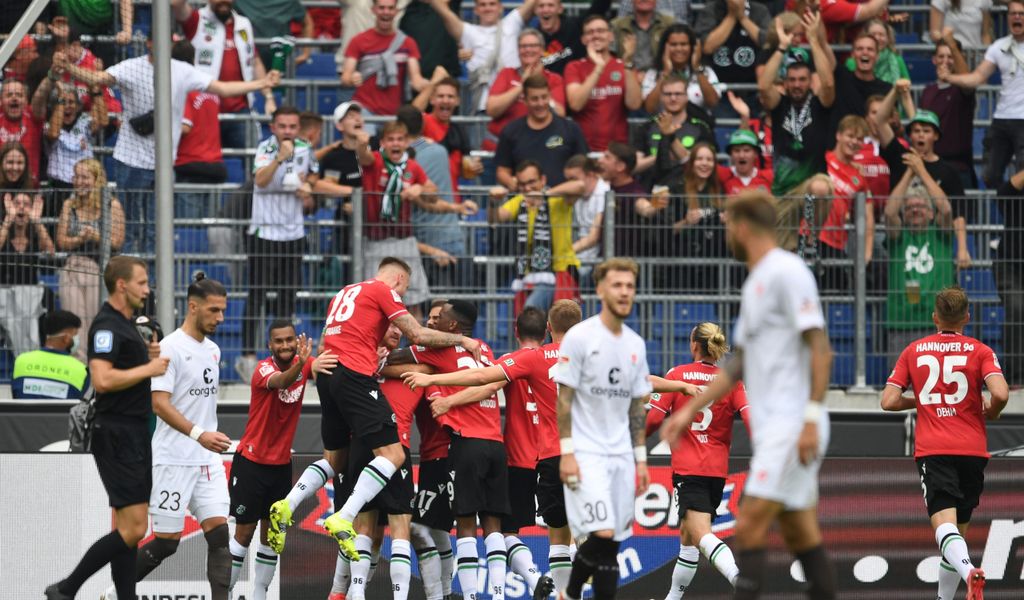 Hannover celebra l’1-0 per mitjà de Sebastian Kerk.