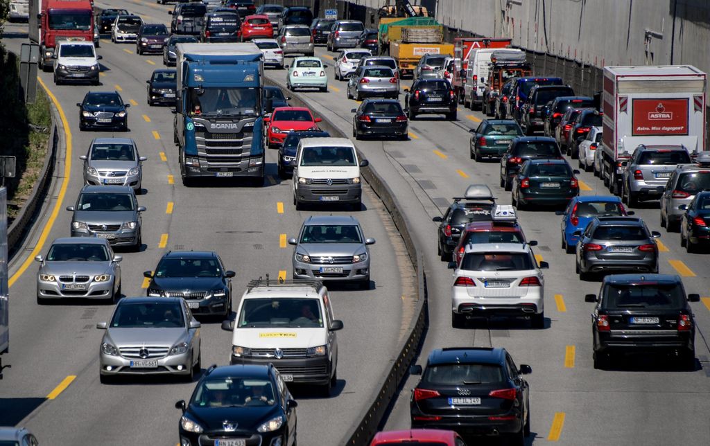 Die A7 wird ab Freitagabend vollgesperrt wegen notwendigen Asphaltarbeiten. Lange Staus drohen am Wochenende.